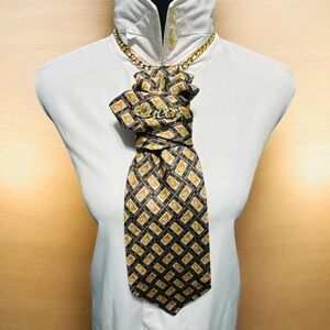 Elegant 100% Silk Geometric Patterned Necktie with Gold Queen Brooch